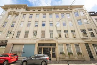 <p>In hartje Brussel, in een rustige straat op slechts 500 meter van de Grote Markt, ontdekt u dit prachtige appartement met 1 slaapkamer van ±95 m² gelegen op de 4de en bovenste verdieping van een karaktervol gebouw uit 1927.</p>
<p>De echte troef van dit appartement bevindt zich buiten: een aangenaam zuidwestgericht terras van ±10 m², ideaal om te genieten van zonnige dagen en rustige avonden midden in het stadscentrum.</p>
<p>Verder beschikt het appartement over tal van extra voordelen: dubbele beglazing in het volledige appartement, een recente individuele verwarmingsketel geplaatst in 2022 en een ruime privatieve kelder van ±15 m². Gemeenschappelijke lasten: ±130 €/maand. EPC: G.</p>
<p>Een zeldzame opportuniteit die een topligging, veel lichtinval en potentieel combineert, op wandelafstand van het historische centrum van Brussel.</p>
<p><span>4de verdieping</span>: App. D.4 (Quotiteiten 92/1.025)</p>
<ul>
<li>Hal</li>
<li>WC + wasruimte</li>
<li>Keuken van ±9 m² (individuele Viessmann-ketel)</li>
<li>Leefruimte van ±40 m² met mogelijkheid om een 2de slaapkamer te creëren (2 slaapkamers vermeld op de eigendomstitel!)</li>
<li>Terras van ±10 m²</li>
<li>Nachthal</li>
<li>Badkamer</li>
<li>Slaapkamer van ±13 m² met ingebouwde kasten</li>
</ul>
<p>Kelder nr. 2 van ±15 m²</p>