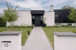 In de gegeerde Rodenburgverkaveling in Marke bevindt zich deze instapklare villa op een uitzonderlijk rustige ligging in een doodlopende straat. Hier geniet u van een residentiële woonomgeving, veel privacy en een zonnige zuidwestgerichte tuin.De woning werd gebouwd in 1978 en in 2020 grondig gerenoveerd en uitgebreid. Daarbij werd sterk ingezet op hedendaags wooncomfort en energiezuinigheid. Zo beschikt de woning over zonnepanelen, een thuisbatterij en een warmtepomp die zowel kan verwarmen als koelen.Binnenin valt meteen de aangename lichtinval op. De recente aanbouw met leefkeuken vormt het hart van de woning en biedt dankzij de grote raampartijen een prachtig zicht op de tuin. De leefruimtes sluiten mooi op elkaar aan en creëren een open en uitnodigende sfeer.Vanuit de inkomhal bereikt u een afzonderlijke bureauruimte, ideaal voor thuiswerk. Via enkele treden bereikt u het nachtgedeelte met drie slaapkamers, een badkamer en een aparte douchekamer.Ook praktisch heeft deze villa heel wat troeven. De woning is volledig onderkelderd en beschikt over een garage, wijnkelder en kruipkelder. De ruime oprit biedt bovendien plaats aan meerdere voertuigen.De ligging is een absolute meerwaarde, vlakbij scholen, winkels, AZ Groeninge en met een vlotte verbinding naar de R8 en E17.Deze woning wordt verkocht via Pre-Sale. Bezoek op 22/6 en 25/6 Op 27/6 laatste bezoek -en biedmoment tegen 14u. Meer info via Matthias Vanneste: 0479 67 68 48.De eigendom wordt aangeboden via de Pre-sale formule. Op 27/06/2026 tussen 10:00 en 14:00 kan u de woning op afspraak komen bezichtigen en een bod uitbrengen. De vermelde prijs is een instelprijs. Voor meer info, gelieve contact op te nemen met de dossierverantwoordelijke.Bestuursmaatregelen in het maatregelenregister: in aanvraag