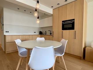 Recent gerenoveerd twee-slk-appt om de hoek van het strand.Dit appartement is in nieuw staat, maatmeubilair, groot terras, gelijkvloers,...