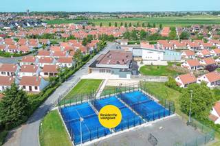 Voor de uitbating van een bistro, sportbar of horecaconcept bieden we dit uitzonderlijk handelspand aan, gecombineerd met 3 padelterreinen, petanqueterreinen, tuin en ruime terrassen. Een totaalconcept met enorm inkomstenpotentieel. Het volledige horecagedeelte en de sportinfrastructuur vormen samen 2.000 m².<br /><br />🔨 Volledig gerenoveerd – instapklaar<br />Het pand wordt momenteel grondig gerenoveerd en zal volledig afgewerkt worden verhuurd, waaronder:<br />Nieuwe ramen en deuren, keuken (basisuitrusting), plafonds, elektriciteit en waterleidingen, toiletten, verwarmingsinstallatie, vloeren en terrassen, bar... <br />Enkel tafels en stoelen dienen nog door de huurder voorzien te worden.<br /><br />📐 Indeling<br />-Zaal: ca. 160 m²<br />-Keuken: ca. 30 m²<br />-Toiletten: ca. 25 m²<br />-Kelder: ca. 30 m²<br />-Groot zuidgericht terras<br />-Tuin en sportzones<br /><br />🎾 Extra troef: inkomsten uit padelterreinen<br />De huurder geniet volledig van de inkomsten van de 3 padelterreinen (slechts 2 jaar oud).<br /><br />🍺 Vrij van brouwer<br />Volledige vrijheid in drankafname en concept.<br /><br />Een zeldzame totaalopportuniteit voor ondernemers die horeca willen combineren met sport en beleving, met sterke bestaande en aanvullende inkomstenbronnen én een volledig vernieuwd pand.<br />Interesse? Contacteer ons vandaag nog voor meer informatie of een bezichtiging!<br /><br />Maandelijkse starthuurprijs 3.750 euro/ maand.