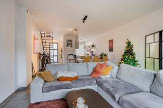 Moderne woning met drie slaapkamers nabij het centrum van Sint-Katherina-Lombeek.Deze moderne en lichtrijke woning beschikt op het gelijkvloers over...