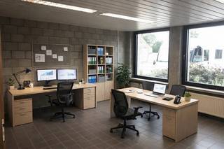 Handelspand Te Huur: Bureel met Sanitair en KeukenGelegen in een drukke en goed bereikbare locatie, bieden wij een commercieel pand te huur aan. Het...