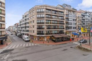 Ruim en lichtrijk hoekappartement in Res. Cap Nord – 122m², 3 slaapkamers<br />Op de hoek van de Zoutelaan en Lippenslaan bevindt zich dit instapklare hoekappartement van 122m², met veel natuurlijke lichtinval en drie volwaardige slaapkamers.<br /><br />Indeling:<br />Ruime inkomhal met apart toilet en berging<br />Lichtrijke woonkamer met toegang tot het terras<br />Aparte, volledig uitgeruste keuken met veel opbergruimte<br />Drie ruime slaapkamers, elk met plaats voor een dubbel bed en ingemaakte kasten<br />Twee badkamers:<br />Eén met douche en lavabo<br />Eén en suite met dubbele lavabo, ligbad en toilet<br /><br />Het appartement is momenteel verhuurd en kan bezocht worden op afspraak.<br />Interesse? Neem contact op voor meer informatie of een bezichtiging!