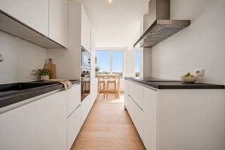 Zevende verdieping, vrij uitzicht, volledig gerenoveerd: dit appartement spreekt voor zich. Boven de daken van Oudergem uittorenend, met een balkon toegankelijk vanuit elke slaapkamer en een lift, bevindt het zich op de grens van de wijken Petillon, Vogelzang en Sint-Julianus, tot de meest gegeerde van Oudergem.<br /><br />Het appartement van 86 m² (volgens het EPC) opent op een ruime inkomhal die de woning natuurlijk structureert. De living met open keuken vangt het licht en geniet van mooi zicht op de stad — op deze hoogte is de horizon vrij en is het ruimtegevoel reëel. Aan de andere kant twee goed proportionele slaapkamers van 13 en 9 m², elk met directe toegang tot het achterbalkon van 8 m² op Noord-West, ideaal voor late namiddagen buiten het zicht van anderen. De doucheruimte integreert een kleine wasruimte, het toilet is apart, en een private kelder vervolledigt het geheel.<br /><br />Keuken, doucheruimte, vloeren, schilderwerk: alles is vernieuwd. U betreedt een instapklare woning, zonder renovatiebudget te voorzien.<br /><br />Handelszaken, scholen (Sint-Julianus, Japanse School) en openbaar vervoer (metro Petillon, bus 34) liggen om de hoek. Een woning even aantrekkelijk als gezinswoning als voor een huurinvestering in een sector met grote vraag.<br /><br />EPC E- · 269 kWh/(m².an) · 52 kg CO₂/(m².an)<br />Sommige foto’s zijn virtueel ingericht met behulp van artificiële intelligentie om u een betere indruk van de ruimtes te geven. De afgebeelde meubels zijn niet-contractueel en maken geen deel uit van het pand.<br /><br /><strong>Er wordt geen bezoek ingepland zonder voorafgaand telefonisch contact met de agent: +32 471 35 32 42.</strong>