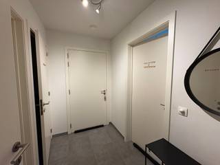 <p>Inschrijven voor het appartement kan via volgende link: https://shorturl.at/to3Ge</p><p> </p><p>Dit <strong>instapklare appartement</strong> is gelegen aan de <strong>Geraardsbergsesteenweg 87A bus 11 in Aalst</strong> en vormt een aangename thuis voor wie op zoek is naar hedendaags wooncomfort en een praktische indeling. Dankzij de lichtrijke ruimtes, moderne afwerking en het terras geniet u hier van een comfortabele woonomgeving. Met een <strong>bewoonbare oppervlakte van 80 m²</strong> beschikt het appartement over een inkomhal met <strong>afzonderlijk gastentoilet, twee slaapkamers</strong> en een badkamer met <strong>inloopdouche en dubbele lavabo</strong>. De lichtrijke leefruimte sluit mooi aan op de <strong>volledig geïnstalleerde open keuken</strong> en biedt toegang tot het <strong>terras</strong>, een fijne plek om bij mooi weer van de buitenlucht te genieten. Daarnaast is er een praktische berging die voor extra opbergmogelijkheden zorgt. Verder beschikt het appartement over een <strong>autostaanplaats in de ondergrondse parkeergarage</strong>. Ook op energetisch vlak is dit appartement een mooie troef: het beschikt over <strong>energielabel A met een energiescore van 67 kWh/(m² jaar)</strong>.</p><p> </p><p><strong>Huurprijs:</strong> €930/maand<br /><strong>Provisie gemeenschappelijke kosten:</strong> €80/maand<br /><strong>Beschikbaar vanaf 1 oktober 2026</strong></p>