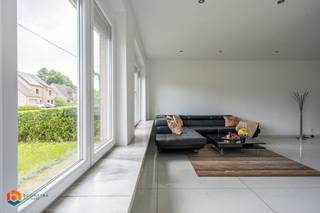 Op een uitstekende locatie te Putte bevindt zich deze recent gerenoveerde woning met 3 slaapkamers, vrij in te richten zolder en tuin. U geniet hier zowel van een ideale ligging vlakbij Putte met winkels, eet-en drankgelegenheden, scholen en het openbaar vervoer, alsook van een uitstekende bereikbaarheid, vlakbij belangrijke invalswegen.<br /><br />We betreden deze instapklare woning via de inkomhal. De ruime leefruimte geniet van veel lichtinval door de vele raampartijen en kunt u inrichten met een gezellige zithoek en aparte eetplaats. Hier is de open keuken mooi geïntegreerd in het geheel en voorzien van de voornaamste toestellen. Achteraan de woning beschikt u verder nog over een ruime tweede woonkamer met zicht op de tuin, een praktische berging en een apart toilet. De nachthal op de eerste verdieping geeft ons toegang tot 3 slaapkamers en de badkamer, uitgerust met een lavabo, inloopdouche en toilet. In de zeer ruime tuin met aangelegd terras en goede oriëntatie kunt u steeds in alle rust en privacy genieten van het mooie weer. Tot slot beschikt de woning nog over een afgewerkte zolder die naar eigen wens ingericht kan worden en voldoende parkeermogelijkheden op de oprit. <br /><br />Het gunstige E-peil, de conforme elektrische keuring en het feit dat de woning asbestveilig is maken deze woning tot een instapklare woning waar u zonder zorgen intrek in kan nemen! <br /><br />Dit is een uitstekende opportuniteit als u op zoek bent naar een instapklare woning met 3 slaapkamers te Putte. Contacteer ons voor meer informatie op 0479/47.09.61 of neem een kijkje op www.boonstravastgoed.be . <br /><br />Bijzonderheden:<br />- Instapklaar<br />- 3 slaapkamers<br />- Uitstekende locatie