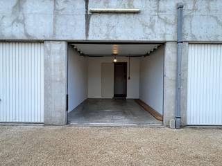 Appartement met 2 slaapkamers, 2 terrassen en een gesloten garagebox in het gebouw. Mooie locatie op de vernieuwde Tijdokstraat van Zeebrugge, vlakbij de winkels en het openbaar vervoer. Vanuit het appartement geniet u van schitterend uitzicht op de zeilboten en de jachthaven. <br /> <br />Indeling: inkomhal met vestiaire en berging, zonnige leefruimte met een ingerichte open keuken en via het schuifraam hebt u toegang tot een mooi zonneterras vooraan. Aan de achterkant zijn er 2 slaapkamers en een badkamer. Beide slaapkamers hebben toegang tot een uitzonderlijk groot terras achteraan. <br /> <br />Op het gelijkvloers is er nog een gesloten garagebox met aaneengesloten berging inbegrepen in de huurprijs. <br /><br />Huurprijs: € 895 huur + € 75 syndicuskosten.<br />Onmiddellijk beschikbaar.<br /> <br />Bezoeken? Contacteer Willem Cauwels op tel. 050/89.27.70.
