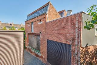 Ben je op zoek naar een centraal gelegen project met vergunning voor het creëren van een unieke B&B? Dan is dit renovatieproject in hartje Peer precies wat je zoekt!<br /><br />LIGGING:<br />Het pand is gelegen in Peer centrum, aan de achterkant van de Standaard Boekhandel. Via de parking van supermarkt Alvo of via de Noordervest, bereikt men de B&B. Dichtbij belangrijke voorzieningen zoals winkels, restaurants en openbaar vervoer. Bovendien zijn er in de buurt tal van recreatiemogelijkheden, zoals parken, wandel- en fietsroutes - wat het extra interessant maakt voor het uitbaten van een B&B. <br /><br />INDELING volgens de plannen:<br />Gelijkvloerse verdieping:<br />- Slaapkamer met inloopkast<br />- Badkamer<br /><br />Verdieping: <br />- Leefruimte met veel natuurlijk lichtinval<br />- Open keuken<br />- Vestiaire <br />- Apart toilet<br />- Ruim terras<br /><br />Kelderverdieping:<br />- Open ruimte <br />- Mogelijkheid fietsenberging<br /><br />EXTRA TROEVEN:<br />+ Veel lichtinval door uniek Sheddak<br />+ Vergunning aanwezig<br />+ Plannen aanwezig<br />+ Gratis ondergronds parkeren<br />+ Unieke investeringskans<br /><br />INTERESSE:<br />Wil je dit pand graag bezichtigen of wens je meer informatie? Neem contact met ons op en we helpen je dichtblij verder!
