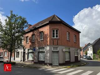 <p>Ontdek deze ruime en instapklare halfopen bebouwing te Burcht, een ideale gezinswoning die comfort, ruimte en duurzaamheid perfect weet te combineren. Met maar liefst 5 volwaardige slaapkamers biedt dit pand enorm veel potentieel voor grote gezinnen of wie op zoek is naar extra praktijk- of hobbyruimte.</p><p>De woning geniet een gunstig EPC-label van 232 en is uitgerust met degelijke PVC-ramen met dubbele beglazing, wat zorgt voor een aangenaam wooncomfort. Bovendien hoeft u zich geen zorgen te maken over de technische installaties: de elektrische keuring is volledig conform en de woning is bovendien volledig asbestvrij. Buiten is het heerlijk vertoeven op het gezellige terras.</p><p>Een absolute extra troef voor de moderne bewoner is de ligging: recht over de deur bevinden zich openbare parkeerplaatsen met laadmogelijkheden voor elektrische wagens. Kortom, een zorgeloze en energiezuinige woning op een uitstekende locatie die absoluut een bezoek waard is!</p>