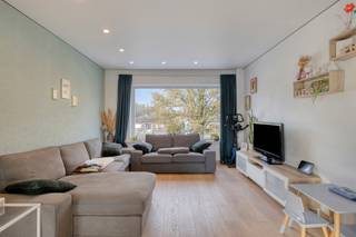 Instapklare half-open bebouwing te Meldert met een strategische ligging vlakbij diverse bushaltes, verschillende fiets en wandelroutes en de dorpskern. De woning werd in 2021 volledig gerenoveerd en is voorzien van zonnepanelen, vloerverwarming en centrale verwarming op aardgas. Ze werd als volgt ingedeeld: op het gelijkvloers: een ruime inkomhal met garage, kelderberging en wasplaats. Op de eerste verdieping vinden we een apart toilet, de leefruimte met open keuken (alle toestellen aanwezig) en directe toegang tot het terras en tuin. Op de tweede verdieping zijn er 2 ruime slaapkamers en de badkamer met ligbad en douche. De zolder is reeds volledig omgevormd tot 3de slaapkamer. TROEVEN: | Elektriciteit conform | Volledig instapklaar | Asbestvrij | 10 zonnepanelen | EPC B! (184) | Wenst u meer informatie of een bezoek? Stuur gerust een mail naar Louis@immoaccenta.be