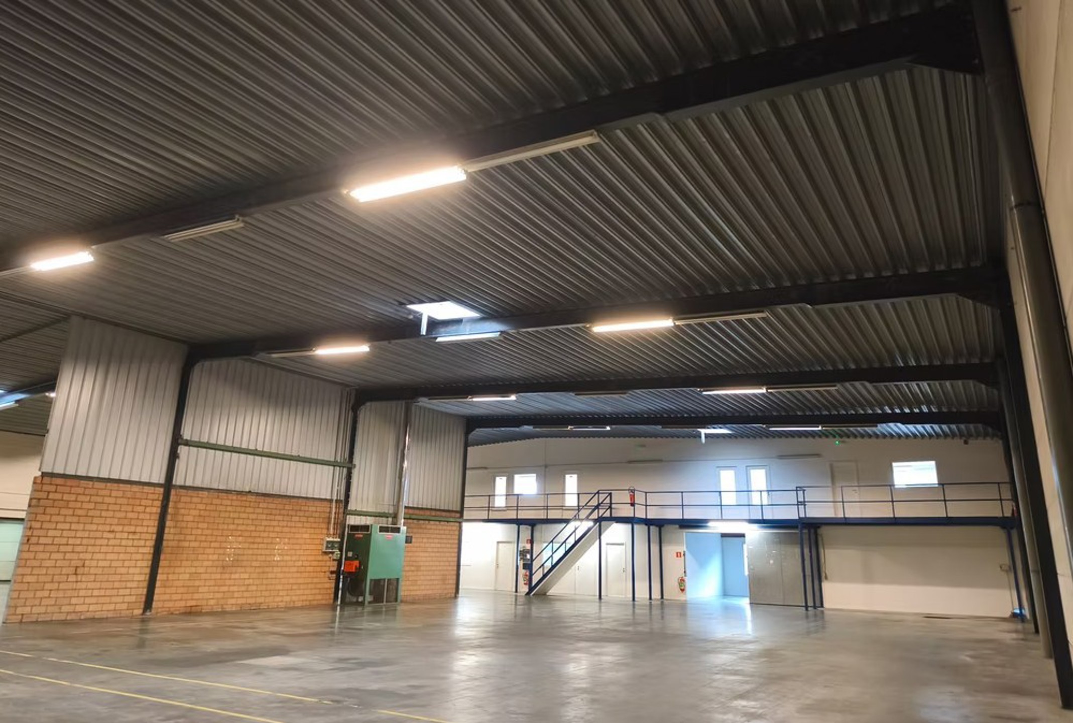 Magazijn 1.450m² met sectionaal poort - foto 4