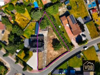 Typische grote mijnwerkerswoning met 3 ruime slaapkamers en 2 garages gelegen op een groot hoekperceel van 1125 m²  te Eisden, GRAFHEUVELSTRAAT...