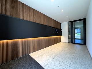 Dit volledig, kwalitatief, afgewerkte en energiezuinige 2-slaapkamerappartement, gelegen in het centrum van Roeselare, met winkels, horeca, scholen en openbaar vervoer op wandelafstand.<br />Vlotte verbinding naar invalswegen zorgt voor een uitstekende bereikbaarheid.<br /><br />Kortom, ideaal voor wie op zoek is naar een comfortabel én modern appartement op een toplocatie!<br /><br /><u><em><strong>Appartement bestaande uit: </strong></em></u><br /><br />- Lichtrijke woonkamer met grote raampartijen <br />- Open, volledig uitgeruste keuken met kwalitatieve afwerking <br />- 2 terrassen <br />- Badkamer met ruime inloopdouche, bad en lavabomeubel<br />- Wasplaats <br />- Apart toilet <br />- 2 volwaardige slaapkamers<br /><br /><u><em><strong>Daarnaast biedt het appartement volgende troeven: </strong></em></u><br /><br />* Volledig geschilderd<br />* Lichtarmaturen voorzien <br />* Vloerbekleding in warm en stijlvol parket <br />* Vliegenramen voorzien <br />* Energiezuinig <br />* 2 ondergrondse staanplaatsen inbegrepen<br />* Aparte, privatieve berging inbegrepen<br />* Gemeenschappelijke, afgesloten fietsenberging inbegrepen<br /><strong>* Syndickosten inclusief</strong><br /><br />Dit appartement is beschikbaar vanaf <strong>1 JUNI 2026. </strong><br /><br />​Voor meer inlichtingen of een bezoek aarzel niet mij te contacteren op het <strong>nummer TEL: 051 21 11 11 / WhatsApp : +32 471 20 07 47 of via victoria@imfiro.be</strong>