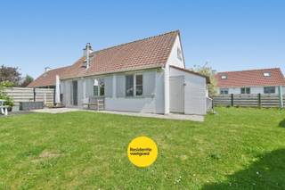 Op zoek naar een charmante tweede verblijfplaats of een rustige uitvalsbasis aan de kust? Dit gezellige vissershuisje, gelegen in Zeepolder 3, geniet van een prachtige ligging met open zicht over de omliggende polders. Dankzij de rustige omgeving en de inbegrepen staanplaats vormt dit een ideale plek om volledig tot rust te komen.<br /><br />De woning werd gebouwd in 1993 en beschikt over een bewoonbare oppervlakte van 80 m² volgens EPC. Op het gelijkvloers vindt u een inkomhal, een apart toilet, een badkamer met ligbad, een lichtrijke woonkamer met zowel een hout- als pelletkachel en een praktische keuken. Daarnaast bevindt zich op het gelijkvloers een eerste slaapkamer met ingemaakte kast. Op de verdieping zijn er nog twee volwaardige slaapkamers en een nachthal met extra bergruimte.<br /><br />Buiten geniet u van een aangename, volledig omheinde tuin met terras, gazon, haag en tuinhuis. Een afzonderlijke buitenberging biedt extra opslagruimte en beschikt over een aansluiting voor een wasmachine. Als eigenaar geniet u bovendien van de gemeenschappelijke faciliteiten van het domein, waaronder tennisvelden, pingpongtafels, een speeltuin en een zwembad. Daarnaast wordt het afval centraal ingezameld via containers op het domein, waardoor het gebruik van gemeentelijke afvalzakken niet nodig is.<br /><br />De woning werd voorzien van nieuwe PVC-ramen met hoogrendementsglas en beschikt over een conforme elektrische installatie. Het EPC bedraagt momenteel 505 kWh/m² jaar (label F), waarbij proefcertificaten beschikbaar zijn die een gunstigere energiescore kunnen ondersteunen.<br /><br />Extra troeven zijn het lage kadastraal inkomen, de conforme elektriciteit, de rustige ligging en het unieke polderzicht. Een ideale opportuniteit voor wie op zoek is naar een betaalbare vakantiewoning aan de kust met veel charme en potentieel.