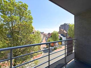 Dit appartement te koop is gelegen op de derde verdieping van residentie Maité te Oostende. U bevindt zich hier op wandelafstand van het openbaar vervoer en vlakbij tal van voorzieningen zoals winkels en scholen. Hier geniet u van de rust, terwijl het centrum en het strand toch vlakbij zijn.Indeling:- inkomhal- lichtrijke leefruimte met toegang tot het aangenaam terrasje- keuken voorzien van frigo met vriesvak, combi-oven, vaatwas, keramische kookplaat en spoeltafel- nachthal- slaapkamer 1 (10 m²)- dressing (7 m²) momenteel ingericht als slaapkamer (mogelijkheid tot plaatsen van een stapelbed)- badkamer voorzien van douche, badkamermeubel met spiegelkast en aansluiting voor een wasmachine- afzonderlijk toilet voorzien van handwaslavaboPluspunten:- gunstig EPC (label-A)- instapklaar- asbestvrij!- recente residentie (2011)- uitstekende staat- positieve elektrische keuring- mobiscore van 9.1/10- fietsenberging het gebouw De residentie dateert van 2011 en is uitstekend onderhouden. Het appartement zelf is erg verzorgd en biedt potentieel als vaste woonst, maar is ook zeker interessant als tweede verblijf of investering. Contacteer ons voor een bezoek ter plaatse.