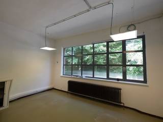 <p>Ontdek dit bijzondere kantoor in het hart van Edegem, ideaal gelegen en omgeven door groene rustieke charme. De uitnodigende voorgevel met grote raampartijen biedt volop natuurlijk licht, wat bijdraagt aan een inspirerende werkomgeving. Deze eigendom is perfect voor ondernemers die op zoek zijn naar een werkplek in een rustige groene omgeving met gemeenschappelijke buitenruimte. Het kantoorgebouw biedt parkeergelegenheid voor het pand. Mis de kans niet om uw bedrijf in deze unieke omgeving te vestigen. De kantoren zijn te huur vanaf 13 m² tot 422 m². Huurprijzen vanaf 650 €/ maand. Huurprijs bij volledige beschikbare oppervlakte van 422 m²: € 4.900/ maand. Huurprijzen zijn excl. nutskosten (elektriciteit en verwarming).</p>