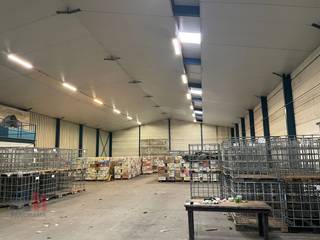 Deze functionele magazijnruime van +/- 800 m² is toegankelijk via een automatische sectionale poort (4,90B x 4,50H) en beschikt over een nieuw geïsoleerd dak sinds 2025.<br /><br />De vrije hoogte tussen 6 en 8 meter zorgt voor efficiënte opslagmogelijkheden en het plaatsen van racks. Er is een elektrisch vermogen van 100 ampère aanwezig op de site.<br /><br />Het terrein is volledig verhard en voorzien van parkeergelegenheid aan de voorzijde en zijkant, voldoende manoeuvreerruimte.<br /><br />Gelegen nabij het centrum van Meulebeke en Tielt, op amper 4 km van de Brugsesteenweg (N50) en op slechts 5 km van de Pittemsesteenweg (N37) met een vlotte verbinding naar de E403 op- en afrit 8 Roeselare-Beveren. <br /><br />Contacteer<strong> </strong>PANORAMA B2B voor bijkomende inlichtingen, plannen of een vrijblijvend plaatsbezoek op 05 300 800.