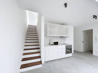 Deze recent volledig opgefriste duplex is de ideale oplossing voor wie op zoek is naar een energiezuinig appartement met karakter. Indeling:Tweede verdiep: - Keuken- Badkamer met lavabo en douche- Ruime slaapkamer- Apart toiletDerde verdiep:- Ruime leefruimte met uniek terras en prachtig zicht- Ruime bergingTwee staanplaatsen (achter elkaar) mogelijk bij te huren voor €150Het betreft een appartement in een kleinschalig residentieel gebouw zonder gemeenschappelijke kosten. Het appartement is onmiddellijk beschikbaar.Voor een plaatsbezoek gelieve u aan te melden via onze website of een e-mail te sturen naar jens.moens@dewaele.com