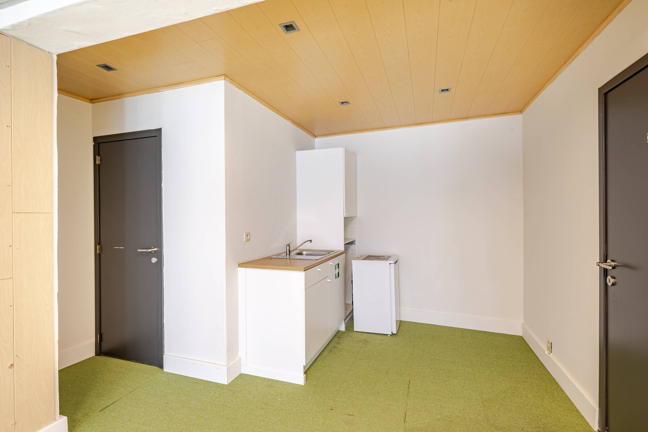 HANDELSRUIMTE MET APPARTEMENT OP TOPLOCATIE IN ZELZATE - foto 4