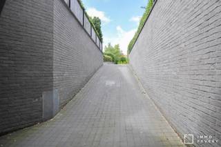 <p><span>Ce garage est située dans l'avenue Elizabetlaan 62 à Knokke. <br />Le box se trouve au -2, et est facilement accessible.<br /></span><br /><span>Dimensions du garage fermé: </span><br /><span>Hauteur max: 2m </span><br /><span>Longueur: 5m20</span><br /><span>Largeur: 2m95</span><br /><br /><span>Le garage est toute de suite disponible! <br />Contactez-nous pour plus d'informations au +32 (0)50 66 20 20 ou à l'adresse info@immofevery.be</span></p>