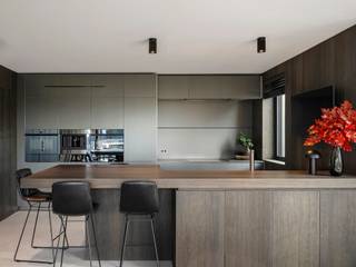 Dit uitzonderlijk ruime en lichtrijke hoekappartement van 215 m2, met 50 m2 zuid- en west georiënteerde terrassen is gelegen aan de oevers van...