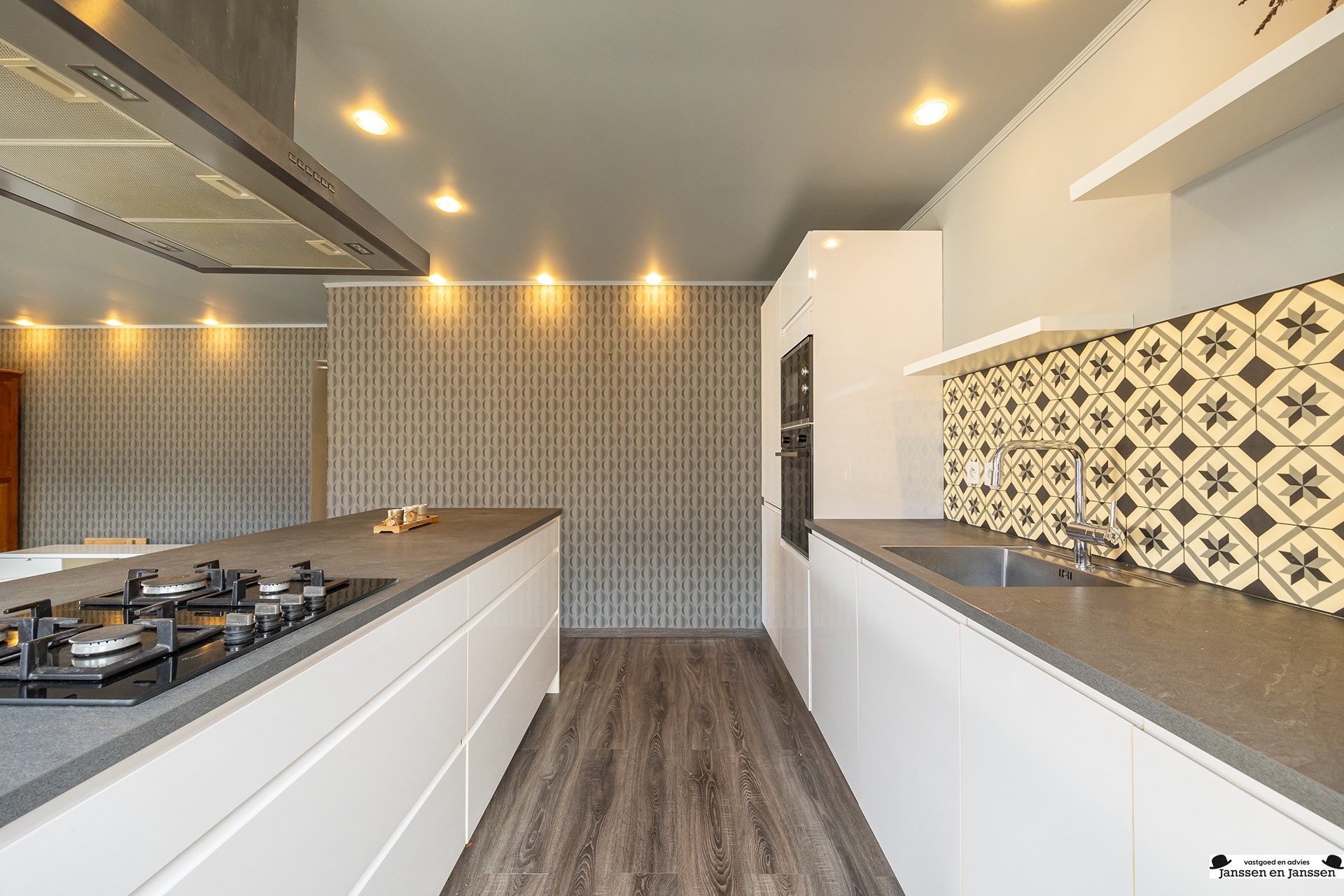 Deels gerenoveerd appartement in het centrum van Merksem! - foto 4