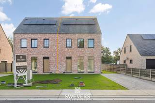 Voor meer info en foto’s, surf naar www.swevers.be – Deze gloednieuwe halfopen woning in Beringen combineert moderne architectuur met...