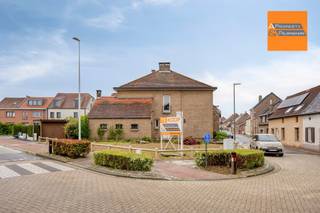  Rare opportunity on the market, small apartment building comprising 2 recognized apartments and 1 garage. Suitable for an investor, a large family...
