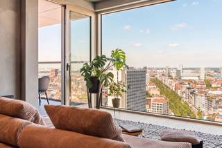 Dit exclusieve tweeslaapkamerappartement van circa 95 m² bevindt zich op de 20e verdieping van de iconische Antwerp Tower. De kamerhoge ramen zorgen voor een uitzonderlijke lichtinval en een panoramisch uitzicht over onder meer het MAS, de haven en de Antwerpse skyline.<br /><br />De Antwerp Tower ligt in het hart van de stad op wandelafstand van de Meir, het Theaterplein, winkels, restaurants en culturele hotspots. Een uiterst centrale ligging, gecombineerd met de rust en privacy van wonen op grote hoogte.<br /><br />Het appartement omvat een lichtrijke leefruimte met een volledig geïnstalleerde open keuken en rechtstreekse toegang tot het terras. Ook beide slaapkamers geven uit op het terras. Verder beschikt het appartement over een badkamer met douche en lavabomeubel, evenals een afzonderlijk gastentoilet. Het ventilatiesysteem kan gecombineerd worden met een Zehnder ComfoClime, wat het hele jaar door een aangenaam binnenklimaat garandeert.<br /><br />Bijzonderheden<br />- Gelegen op de 20e verdieping<br />- Panoramisch uitzicht over Antwerpen<br />- Zehnder ComfoClime mogelijkheid<br />- Mogelijkheid tot plaatsing airco<br />- Verkoop onder registratierechten