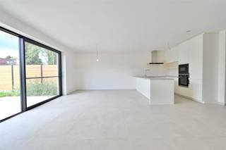<p><span>Op zoek naar een recente nieuwbouwwoning waar hedendaags wooncomfort, energiezuinigheid en een aangename ligging samenkomen? In een rustige en residentiële omgeving in Schriek bevindt zich deze stijlvolle ééngezinswoning, recent opgetrokken volgens de huidige normen en uitgerust met moderne technieken. Dankzij de ruime indeling, vier slaapkamers, twee badkamers, inpandige garage en aangename tuin vormt deze woning een ideale thuis voor wie ruimte en comfort weet te waarderen.</span></p><p><span>Bij het betreden van de woning komt u binnen in een centrale inkomhal die als verbindingsas doorloopt richting de leefruimte. Vanuit deze hal heeft u toegang tot het gastentoilet, de inpandige garage, een praktische berging en de afzonderlijke technische ruimte. Verderop opent de woning zich naar de lichtrijke leefruimte met open keuken, die samen het centrale hart van de woning vormen. De keuken is volledig uitgerust met de nodige toestellen en sluit mooi aan bij de eet- en zithoek. Grote raampartijen zorgen voor een aangename natuurlijke lichtinval en creëren een mooie verbinding met de tuin.</span></p><p><span>De inpandige garage vormt daarbij een bijkomende praktische troef. U parkeert uw wagen comfortabel in de woning en beschikt tegelijkertijd over extra ruimte voor fietsen, materiaal of stockage.</span></p><p><span>Op de eerste verdieping geeft de nachthal toegang tot maar liefst vier volwaardige slaapkamers. Hierdoor leent de woning zich uitstekend voor een gezin, maar is er eveneens voldoende ruimte voor de inrichting van een thuisbureau, hobby- of logeerkamer. De badkamer is ingericht met een ligbad en badkamermeubel, terwijl de afzonderlijke douchekamer beschikt over een inloopdouche en een tweede badkamermeubel. Een apart toilet op deze verdieping maakt het geheel compleet.</span></p><p><span>Ook buiten wordt de woning mooi en compleet afgewerkt. De privatieve tuin beschikt over een aangename terraszone en zal volledig worden omheind, zodat u hier volop van de nodige privacy kunt genieten. Daarnaast is reeds een plateau voorzien waarop, indien gewenst, optioneel een tuinhuis kan worden geplaatst om het geheel volledig af te werken.</span></p><p><span>Ook op energetisch vlak is deze recente woning helemaal klaar voor de toekomst. De woning werd geïsoleerd volgens de huidige normen en is uitgerust met vloerverwarming in combinatie met een warmtepomp. Zonnepanelen dragen verder bij aan een energiezuinig verbruik. Daarnaast is er een regenwaterput voorzien, waarmee ook op het vlak van watergebruik wordt ingezet op hedendaags en duurzaam wooncomfort.</span></p><p><span>De rustige ligging in Schriek vormt daarbij een bijkomende troef. U woont hier aangenaam en residentieel, terwijl het centrum van Schriek en de nodige winkels, scholen en andere dagelijkse voorzieningen vlot bereikbaar zijn. Ook omliggende gemeenten en belangrijke verbindingswegen zijn makkelijk te bereiken, waardoor rustig wonen hier hand in hand gaat met een goede bereikbaarheid.</span></p><p><span>Deze woning combineert energiezuinig wonen, een bijzonder ruime indeling en hedendaags comfort met een rustige ligging in Schriek. Kom samen deze woning met ons ontdekken. Contacteer Dupont Vastgoed via 015/15 15 15 voor meer informatie of een bezoek ter plaatse.</span></p>