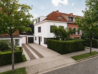 <p>In het gegeerde Elsdonk wacht een stijlvolle halfopen gezinswoning die ruimte, karakter en een bijzonder aangename woonomgeving moeiteloos verenigt. Met ca. 169 m² netto bewoonbare oppervlakte, vier slaapkamers, twee badkamers en een perceel van ca. 320 m² is dit een huis dat royaal aanvoelt zonder zijn warme, huiselijke schaal te verliezen.</p>
<p></p>
<p>Op het gelijkvloers zet de lichtrijke leefruimte meteen de toon, met grote raampartijen en een karaktervolle parketvloer. De volledig geïnstalleerde keuken sluit rechtstreeks aan op terras en tuin, waardoor binnen en buiten vanzelf in elkaar overvloeien. De oostgerichte, aangelegde tuin vormt een verzorgde groene achtergrond, terwijl de vernieuwde oprit, garage en private parkeermogelijkheid het dagelijkse comfort compleet maken.</p>
<p></p>
<p>Boven liggen vier volwaardige slaapkamers verspreid over twee verdiepingen, aangevuld met twee badkamers. Sinds 2020 werd de woning gericht vernieuwd, met onder meer een nieuwe keuken en badkamer, aluminium ramen met dubbele beglazing, een vernieuwd plat dak, voordeur en schuifraam, kruipkelderisolatie en een Vaillant-condensatieketel uit 2024. EPC C (229 kWh/m² jaar) en een conforme elektrische installatie maken het plaatje extra sterk.</p>
<p>Een bijzonder complete gezinswoning op een van die Elsdonk-locaties waar ruimte, rust en bereikbaarheid zelden zo mooi samenvallen.</p>
<p>Bezoekweekend op 19/09 en 20/09. Bod onder gesloten omslag.</p>