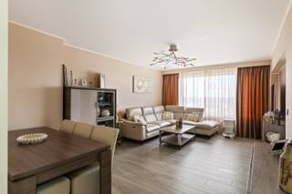 Ontdek dit stijlvol gerenoveerde appartement, gelegen op de 12de verdieping van een verzorgd residentieel gebouw, met een centrale ligging nabij openbaar vervoer, winkels en belangrijke invalswegen. Bovendien bevindt het appartement zich recht tegenover een kindvriendelijk speelpark, wat het bijzonder aantrekkelijk maakt voor gezinnen.<br /><br />Bij het betreden van het appartement komt u in een verzorgde inkomhal met praktische ingemaakte kasten. De ruime en lichtrijke woonkamer, afgewerkt met elegant tegelparket, beschikt over grote raampartijen die zorgen voor een overvloed aan natuurlijk licht en een prachtig uitzicht over de skyline van Antwerpen.<br /><br />De moderne, volledig ingerichte keuken is voorzien van alle hedendaagse toestellen en sluit aan op een balkon met eveneens een uniek verzicht. <br /><br />Via de nachthal, met een apart gastentoilet, bereikt u drie volwaardige slaapkamers, afgewerkt met een onderhoudsvriendelijke laminaatvloer. De badkamer werd smaakvol vernieuwd en is uitgerust met een inloopdouche en dubbel lavabomeubel. <br /><br />Het appartement werd in 2021 grondig gerenoveerd met kwalitatieve en energiezuinige materialen, waaronder nieuwe ramen, vernieuwde elektriciteit, bezettings- en schilderwerken.<br /><br />Als extra troef beschikt u over een private kelderberging.<br /><br />Kortom, een kwalitatief en instapklaar appartement dat comfort, licht en een uitstekende ligging perfect combineert — een echte aanrader!