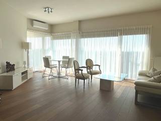 Élégant appartement de 2 chambres avec terrasse (50m2) sur le toit exclusive, petite terrasse attenante au salon et place de parking souterraine (non comprise dans le prix de vente)Situé au 8e et dernier étage, cet appartement de 2 chambres aux finitions haut de gamme allie à la perfection espace, lumière et confort.Le salon et la deuxième chambre se caractérisent par une forme triangulaire originale, qui confère à l’appartement un cachet architectural unique et procure une sensation d’espace surprenante. Grâce à un agencement bien pensé, vous profiterez d’un cadre de vie agréable où chaque mètre carré est exploité de manière optimale.La deuxième chambre est en outre équipée d’une armoire murale entièrement sur mesure, comprenant un deuxième réfrigérateur et un congélateur. Elle dispose également d’un lit escamotable intégré de 90 cm de large. Cela permet d’aménager la pièce de manière flexible en chambre d’amis ou en bureau, sans perdre d’espace de rangement.Les finitions haut de gamme sautent immédiatement aux yeux. Le parquet chaleureux se marie avec élégance aux carreaux de sol raffinés, créant ainsi une ambiance intemporelle et luxueuse.La spacieuse terrasse sur le toit, accessible par un escalier extérieur, constitue un atout indéniable. Cette terrasse exclusive est réservée aux deux propriétaires des appartements situés au 8e étage, ce qui vous permet de profiter en toute tranquillité du soleil, d’une intimité maximale et d’une vue magnifique.De plus, l’appartement dispose d’une place de parking privative (supplément de 35 000 euros), ce qui garantit un confort supplémentaire et une solution de stationnement sans souci. Un appartement prêt à emménager, doté d’une architecture exceptionnelle, de matériaux de qualité, d’une terrasse sur le toit exclusive, d’une place de parking privée et de solutions sur mesure intelligentes : une combinaison rare qui fait de ce bien une excellente opportunité immobilière. Le tout sur votre propre compteur.Rendez-vous sur www.abricasa.be et prenez rendez-vous avec notre assistante numérique Alice pour discuter de votre vente !Abricasa – L'immobilier pour les générations : votre partenaire immobilierVous souhaitez vendre votre bien ou vous recherchez un agent immobilier pour la location ou la gestion ?Abricasa vous offre un accompagnement personnalisé pour toutes vos questions immobilières, du début à la fin.Venez faire notre connaissance !