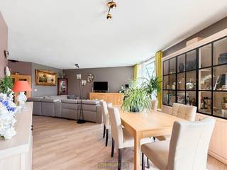 LICHTRIJK GELIJKVLOERS APPARTEMENT met 2 slaapkamers aan DE SCHELDE, nabij het CENTRUM VAN OUDENAARDE. Deze RECENTE CONSTRUCTIE UIT 2018...