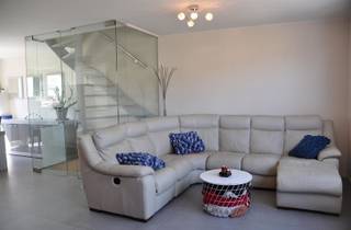 <p><span>Deze aantrekkelijke halfopen woning in Hoevenen biedt een ideale combinatie van comfort en functionaliteit en is een aanrader voor wie op zoek is naar een rustige en kindvriendelijke locatie in een goed onderhouden wijk.</span></p><p><span> </span></p><p><span>Het huis beschikt over 4 slaapkamers, wat voldoende ruimte biedt voor een groeiend gezin of bureauruimte, de badkamer is voorzien van een ligbad met douchescherm, een wastafel en toilet. Op de eerste verdieping bevindt zich de leefruimte van ca. 35 m² met vernieuwde vloer, glazen deur en een open, witte neutrale keuken met basistoestellen, op de benedenverdieping vindt u een gastentoilet, een hobbyruimte/studio en de inpandige garage.</span></p><p><span> </span></p><p><span>Buiten beschikt de woning over een voortuin, 2 autostaanplaatsen en een zonnige, omheinde achtertuin.</span></p><p><span> </span></p><p><span>EXTRA'S : vernieuwd en conform dak (2023), 12 zonnepanelen, 2de garage naast de woning, e-peil = B, conforme elektriciteit</span></p><p><span> </span></p><p><span> </span></p>