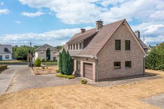 <p>Deze instapklare woning in Itterbeek is gelegen op een uitzonderlijk perceel van bijna 50 are en geniet van een prachtig verzicht over het omliggende groen.<br />De woning bevindt zich in een rustige, autoluwe straat en toch in de nabijheid van openbaar vervoer, Erasmus, invalswegen en meer.</p><p>De woning werd recent opgefrist (schilderwerken, plaatsing CV aardgas, ...) en bevindt zich vandaag in degelijke en instapklare staat. </p><p>Via de grote oprijlaan bereikt u de woning, volledig omgeven door groen en rust. De ruime inkomhal met vestiairehoek verwelkomt u meteen in een aangename en lichtrijke sfeer. Dankzij de grote raampartijen geniet de leefruimte van veel natuurlijke lichtinval. De vernieuwde keuken vormt een praktische basis en kan verder naar eigen smaak worden ingericht en afgewerkt. </p><p>Op het gelijkvloers bevindt zich daarnaast nog een bureau of kleine slaapkamer, ideaal voor thuiswerk of gelijkvloers wonen. Verder zijn er een gastentoilet, een praktische berging en een bijzonder ruime garage aanwezig. Voor de garagepoort bevindt zich bovendien een ruime oprit met plaats voor meerdere wagens.</p><p>Op de eerste verdieping bevinden zich drie zeer ruime slaapkamers van respectievelijk 16m², 23m² en 26m². De badkamer beschikt over een douche in bad en er is eveneens een apart toilet voorzien op deze verdieping. Extra bergruimte is aanwezig via de bijkomende berging op de verdieping.</p><p>De zolderverdieping kan perfect dienen als extra stockage en het dak werd recent geïsoleerd, wat bijdraagt aan het wooncomfort en energiezuinigheid. Ook de kelderruimte biedt bijkomende opslagmogelijkheden.</p><p>De absolute troef van deze woning is het uitzonderlijke perceel, zowel de breedte als diepte. Hier geniet u dagelijks van rust, privacy en natuur, geschikt voor liefhebbers van dieren, tuinieren of andere.</p><p>Een unieke opportuniteit voor wie op zoek is naar een instapklare, solide woning met ruime slaapkamers, een garage, grote tuin en een prachtige ligging in het groen. </p>