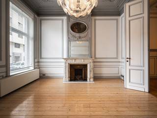 Ideaal gelegen in de Kasteleinswijk, vlak bij de Louizalaan, biedt deze volledig gerenoveerde burgerwoning een bruto vloeroppervlakte (EPC) van ± 562 m², vijf slaapkamers en een perfect georiënteerde tuin.<br /><br />De woning komt uit op een hal die toegang geeft tot de leefruimtes van ± 72 m², met plafonds van meer dan 4 meter hoog, sierlijsten en decoratieve schouwen. Deze ruimtes zijn in serie geplaatst en bieden toegang tot het terras en de tuin. Ze worden gecompleteerd door een volledig uitgeruste, halfopen keuken. Op de eerste verdieping bevindt zich de master suite van ± 83 m² met een en-suite dressing, badkamer en kantoor/boudoir. Op de tweede verdieping bevinden zich een slaapkamer met kantoor, badkamer en toegang tot een terras, en een slaapkamer met een eigen badkamer. Op de derde verdieping bevinden zich nog twee slaapkamers, elk met een eigen badkamer. Een aparte wasruimte op de mezzanine, een familiekamer van ± 50 m² op de bovenste verdieping en een personeelsappartement op de onderste verdieping completeren het geheel. Ideaal voor coliving.<br /><br />Andere: Alarminstallatie, garage beschikbaar tegen betaling, zonnepanelen, waterontharder, gemeenschappelijke parkeerkosten € 50. EPC: D<br /><br />De Kastelein is een van de populairste wijken van Elsene, vlakbij het stadscentrum en het Ter Kamerenbos. <br /><br />Voor meer informatie kunt u contact opnemen met Laurence Ballaux op +32 (0)2 640 08 01.