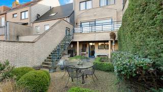 Ruime, lichtrijke woning met uitzonderlijke volumes, inpandige garage en een zonnige tuin in hartje Heist-aan-Zee. Met een bewoonbare oppervlakte...