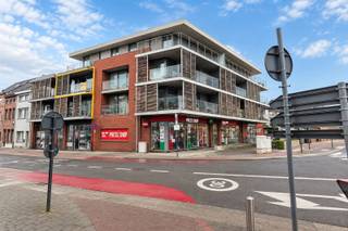 Well-located 2-bedroom apartment near Brusselpoort, Grote Markt, and Vrijbroekpark.The entryway leads to the living room, which features an open, fully equipped kitchen with a storage closet and an adjoining terrace.The two bedrooms are located at the rear of the apartment. There is also a separate toilet and a bathroom with a bathtub and sink.In the basement, you have access to a private parking space as well as a storage room.Available as of October 1, 2026