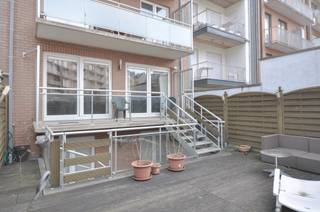 Lichtrijk duplex appartement met een ruim zuidwest gericht terras gelegen in een kleine residentie nabij het commercieel centrum en het strand. Indeling: Inkom met gastentoilet en vestiaire. Lichtrijke leefruimte uitgevend op het ruim terras zuidwest gericht achteraan . Open keuken voorzien van alle comfort . Benedenverdieping: masterbedroom met ingemaakte kasten uitgevend op het terras achteraan. Tweede volwaardige slaapkamer eveneens uitgevend op het terras achteraan. Derde slaapkamer. Aparte badkamer. Ruime wasplaats met ingemaakte kasten, voorzien voor het plaatsen van een extra douche. Fietsenberging in de residentie.