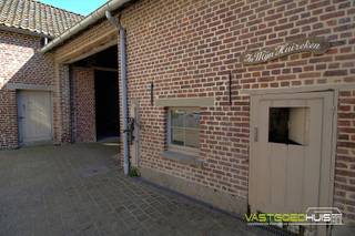 <p>Ontdek deze prachtige landelijke woning in hoevestijl met een charmante gesloten binnenkoer, volledig omgeven door stallingen, gelegen in Idegem. Deze instapklare woning combineert karakter en rust met moderne luxe. De stijlvolle inkomhal verwelkomt u en biedt via een grote glazen deur een helder zicht op de leefruimte, keuken en trap naar de eerste verdieping. De lichtrijke leefruimte in Japandi-stijl vormt het hart van de woning en biedt samen met de volledig geïnstalleerde eikenhouten keuken met eiland een prachtig uitzicht op de zonnige tuin. De eetkamer is subtiel verhoogd en bereikbaar via enkele treden, wat een speels en apart accent geeft aan de open ruimte. Ook de gashaard zorgt voor extra gezelligheid. De woning beschikt over 4 slaapkamers verdeeld over de eerste en tweede verdieping, een dressing en een ingerichte badkamer met hoekbad en douche. Buiten zijn er 2 aangelegde zonneterrassen voor lounge en eettafel. Daarnaast is er nog een bergingszolder en een grote garage met automatische poort. Ook op de binnenkoer is er nog voldoende parkeergelegenheid voor meerdere voertuigen. Comfort en duurzaamheid zijn verzekerd dankzij zonnepanelen, een warmtepomp (lucht/lucht), CV-radiatoren op aardgas, hoogrendementsglas-PVC, een volledig conforme elektriciteitsinstallatie en een EPC-label B. Verder geniet u van een hoogwaardige afwerking met mortex-elementen en maatkasten in de vestiaire. Gelegen in een residentiële omgeving nabij het Provinciaal Domein De Gavers en belangrijke verbindingswegen is deze vernieuwde woning ideaal voor gezinnen. Plan uw bezoek vandaag nog en ontdek alles wat deze woning te bieden heeft! Bel 054/69.68.67</p>
