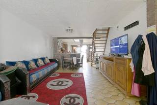 <p>Goed gelegen woning met 3 slaapkamers. Indeling: Inkomhal, woonkamer bestaande uit een zithoek en een eethoek, met aansluitend de open keuken. Badkamer voorzien van ligbad. Apart toilet. Buitenomgeving: Stadskoer en berging/wasplaats. Op de eerste verdieping zijn er 2 slaapkamers. 2de verdieping: ruime derde slaapkamer. Extra info: Asbestveilig, Epc: C ( 247 kWh/m²jaar ). Dankzij de aanwezigheid van openbaar vervoer zijn ook verplaatsingen naar het centrum van Gent en de omliggende wijken vlot mogelijk. Bovendien bevinden zich in de ruimere omgeving verschillende groene plekjes waar je even tot rust kunt komen. Een praktische ligging voor wie stedelijk wil wonen en de voorzieningen van Gent graag binnen handbereik heeft. P en G score: C. Wg, Vg, Gvv, Gmo, Gvkr. INFO: 0484 15 00 09</p>