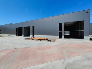 Nieuwe KMO-unit met een oppervlakte van 227 m² in combinatie met een mezzanine te huur. De unit maakt deel uit van de nieuwe KMO-ontwikkeling 'PORTIS' en bestaat uit 9 KMO-units te huur met oppervlaktes tussen 223 m² en 238 m² (eventueel samen te voegen tot grotere entiteiten).<br /><br />De magazijnruimtes zijn opgebouwd uit een staal of betonconstructie met als gevelbekleding een betonplint in combinatie met geïsoleerde sandwichpanelen. De unit is toegankelijk via een automatische sectionale poort (4,50 m B x 4,80 m H) en een aparte toegangsdeur, alsook hebben sommige een raam aan de voorzijde voor extra lichtinval. Bijkomend zijn de magazijnen, met een vrije hoogte van +/- 6 meter, uitgerust met een polybetonvloer (18 cm), LED-verlichting + elektriciteit alsook een toilet met handwasbak op regenwater. Sommige opslagruimtes zijn voorzien van een lichtkoepel en tussenverdiep. <br /><br />Ruime parkeer- en manoeuvreerruimte op de site. Per units zijn er minstens 2 parkeerplaatsen voorzien.<br />Geschikt voor zowel opslag als productie.<br /><br />De ontwikkeling bevindt zich in het hartje van de IZ Pathoekeweg, op amper 4 km van Brugge centrum en nabij de Expresweg die de A11 verbindt met de E40 en de E403. Geschikt voor zowel opslag als productie.<br /><br />Contacteer PANORAMA B2B voor bijkomende inlichtingen of een vrijblijvend plaatsbezoek 0479 70 70 73.