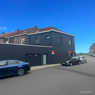 Instapklaar handelspand met woonst en garage Bent u op zoek naar een instapklaar handelspand met woonst op een centrale locatie? Dit veelzijdige pand...