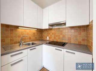 <p><span>Square Estate presenteert u dit prachtige appartement met één slaapkamer in het hart van een klein appartementencomplex met lift, ideaal gelegen in het centrum van Strombeek-Bever. </span></p><p><span> </span></p><p><span>Het appartement is als volgt ingedeeld: een woonkamer met een halfopen, volledig ingerichte keuken, een hal, een doucheruimte, een slaapkamer en een terras.</span></p><p><span> </span></p><p><span>Het appartement beschikt tevens over een kelder en de mogelijkheid om een afgesloten garagebox te huren tegen een meerprijs van 100 per maand.</span></p><p><span> </span></p><p><span>Voor meer informatie of om eventueel een bezichtiging te plannen, kunt u contact met ons opnemen via 02/460.42.01 of <span>info@square-estate.be</span></span><span> </span></p><p><span> </span></p><p><span> </span></p>