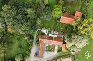 <p><span>Verscholen aan het einde van een doodlopende straat in het landelijke Bavegem (Sint-Lievens-Houtem) bevindt zich deze karaktervolle hoeve op een uitzonderlijk perceel van maar liefst 1,1 hectare. Een unieke plek waar rust, privacy en de natuur centraal staan. Ideaal voor paardenliefhebbers, dierenhouders of wie droomt van landelijk wonen met ruimte rondom zich.</span></p>
<p><span>Het hoofdgebouw verwelkomt u via de inkomhal en beschikt op het gelijkvloers over een gezellige leefruimte, eetplaats, keuken, apart toilet, praktische berging/waskamer en een bijkomende voorkamer(polyvalent).Vanuit de keuken is er toegang tot een kleine kelder.</span></p>
<p><span>Op de eerste verdieping bevinden zich drie slaapkamers, een bureau, een ruime overloop en een badkamer. Een extra zolderkamer biedt bijkomende ruimte en mogelijkheden.</span></p>
<p><span>Zowel vanuit de leefruimte als de keuken heeft u rechtstreeks toegang tot het terras en de uitgestrekte tuin/bebossing. Hier geniet u in alle privacy van het groen, de stilte en het landelijke karakter van de omgeving.</span></p>
<p><span>-Deels gerenoveerd: daken vervangen en WTP units + zonnepanelen geplaatst.</span><span>Ook de bijgebouwen vormen een absolute troef. Een grote stal biedt volop mogelijkheden voor het houden van paarden of andere dieren, maar kan eveneens dienstdoen als opslag- of werkruimte. Links en rechts van het hoofdgebouw bevinden zich bovendien twee ruime garages en diverse praktische buitenbergingen.</span></p>
<p><span>Een eigendom met karakter, ruimte en vooral bijzonder veel renovatie potentieel, op een locatie die nog maar zelden op de markt komt.</span></p>
<p><span>Mis deze unieke kans niet en ontdek zelf de rust en mogelijkheden van deze bijzondere hoeve in Bavegem: Contacteer Roxanne voor meer info of bezoek: 0496/85.09.62 </span></p>