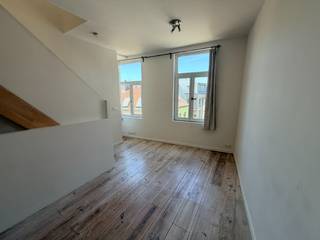 <strong>--- NIEUW --- Starterswoning nabij het centrum van Gent!</strong><br /><br /><strong>👉 BEZOEKMOMENT MAANDAG 29/06!  kan de online kalender voor het bezoekmoment en de vastgoedvideo terugvinden via onze eigen website www.vastgoedspruyt.be.</strong><br /><br />Op zoek naar een starterswoning op wandelafstand van het historiche centrum van Gent? Deze charmante woning (74m²) combineert een praktische indeling met veel natuurlijk licht en een uitstekende ligging! <br /><br /><strong>Troeven:</strong><br />- Lichtrijke ruimtes door de grote glaspartijen.<br />- Zeer goede, centrale ligging.<br />- Mogelijkheid voor 2 slaapkamers.<br />- Volledig uitgeruste keuken met oven, kookvuur, vaatwas,...<br />- Douchekamer.<br />- Apart gastentoilet.<br />- Wasmachine reeds aanwezig.<br />- Kelder als bergruimte.<br />- Individuele tellers.<br /><br /><strong>Locatie &amp; omgeving:</strong><br />- Op wandelafstand van het centrum.<br />- Winkels, apotheek, bank en horeca vlakbij.<br />- Rustige en vlot bereikbare ligging.<br /><br /><strong>Beschikbaar vanaf: 01/07/2026.<br />EPC: 209 kWh/m² (C-label).<br />Huurprijs: €900/maand (geen bijkomende algemene kosten).</strong><br /><br /> 