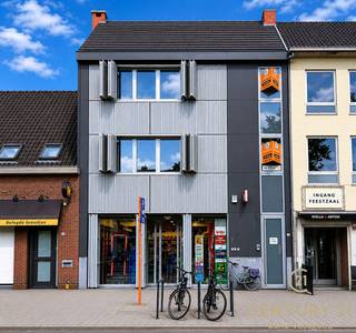Ready-to-move-in commercial property with spacious living quarters and a lovely garden in the centre of Rijkevorsel<br /><br />This versatile, well-maintained and ready-to-move-in property offers an excellent combination of commercial space on the ground floor and spacious, comfortable living quarters. Thanks to its central location in Rijkevorsel, you can enjoy both commercial visibility and a pleasant living environment. Furthermore, it is an energy-efficient and well-insulated property, finished with an eye for detail and quality.<br /><br />The commercial space is located on the ground floor, currently set up as a newsagent’s, but perfectly suited to various commercial activities. The shop has a front entrance on the street side, ensuring smooth and professional access for customers, and an internal connection to the residential area.<br /><br />There are also two practical storage rooms and a separate toilet, making the property functional for everyday use. Through the other entrance, you can access both the landscaped garden and the entrance hall of the residence, providing extra flexibility and convenience.<br /><br />The residence is accessed via a private entrance door and opens into the entrance hall with a staircase. From this entrance hall, you also have access to the lovely garden.<br /><br />On the ground floor is the living area, featuring a guest toilet, a modern and immaculately finished kitchen with an adjoining utility room, and a spacious living room with ample space for a seating area, dining area and desk. Adjacent to this is a pleasant sun terrace.<br /><br />The upper floor comprises three full-sized bedrooms and a luxurious bathroom, equipped with a toilet, shower and bath. In addition, the property features a spacious attic, ideal as extra storage space.<br /><br />At the rear is a south-facing, beautifully landscaped garden where you can enjoy the greenery in peace, right in the heart of the town centre. The garden also features a practical garden shed with a covered terrace for a lovely lounge set.<br /><br />This property is a real hidden gem and stands out for its distinctive architecture and well-thought-out layout. It offers numerous possibilities for those wishing to combine living and working, or for investors seeking a property with potential and flexibility. Thanks to the separate entrances and central location, this presents a particularly interesting opportunity.<br /><br />Looking to sell your property? Find out what your home is worth with a free, no-obligation valuation from CENTURY 21 Echo Vastgoed.<br /><br />Contact us on 📞 +32 (0) 14 48 12 21.