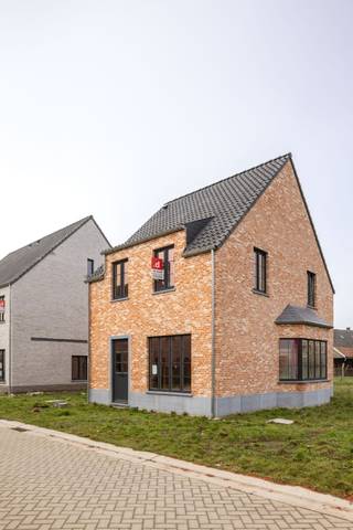 Langs de Elzenstraat in Weelde bouwt Danneels deze stijlvolle open bebouwing op het lot 24. Met een oppervlakte van 513 m² tevens het grootste perceel in dit project. Rustig gelegen, achteraan de kindvriendelijke nieuwe buurt en net naast de mooie groenzone.<br /><br />Deze karaktervolle gezinswoning in verfijnd landelijke bouwstijl is heel lichtrijk en heeft o.m. een open ingedeelde woonkamer, ingerichte eilandkeuken en badkamer, een ruime tuin met gezellig terras, oprit, carport en 3 mooie slaapkamers.<br /><br />Het is een zeer energie-efficiënte woning (E-peil 20), uitgerust met een geothermische warmtepomp, vloerverwarming, ventilatie met warmterecuperatie én zonnepanelen. Je betaalt 5 jaar geen onroerende voorheffing en houdt je energiefactuur onder controle. <br /><br /><span>Danneels werkt jouw nieuwe woning sleutel-op-de-deur voor je af voor een vaste prijs en tegen een afgesproken einddatum. Jij kiest de keuken- en badkamerinrichting, vloer- en wandtegels bij onze partners. Onze klantenbegeleider staat voor je klaar met advies op maat. </span>