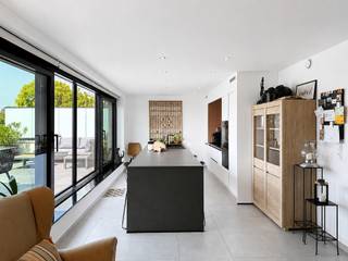 Op zoek naar een instapklaar appartement met een uitzonderlijk ruim terras? Dan is dit prachtige appartement op de eerste verdieping beslist een bezoek waard.<br />Gelegen langs een vlotte invalsweg geniet u van een uitstekende bereikbaarheid, terwijl de achterzijde van het appartement verrassend rustig is met beperkte inkijk.<br />Via de oprit bereikt u zowel de garagebox als de gemeenschappelijke fietsenberging. De garagebox is bovendien inbegrepen in de vraagprijs.<br />U betreedt het appartement via een verzorgde inkomhal met gastentoilet. De leefruimte sluit aan op de luxueus uitgeruste open en grote keuken met kookeiland, het hart van de woning. Dankzij het indrukwekkende schuifraam vloeien binnen- en buitenruimte naadloos in elkaar over en bereikt u het zonnige terras van maar liefst 40 m² – een absolute meerwaarde! <br />Verder beschikt het appartement over twee slaapkamers, een stijlvolle badkamer met zowel een inloopdouche als een ligbad en een praktische wasplaats. <br />Ook op praktisch vlak scoort dit appartement uitstekend. De aanwezige zonnepanelen zorgen voor een lagere energiefactuur, terwijl de gemeenschappelijke kosten bijzonder beperkt blijven. Stedenbouwkundige inlichtingen en bodemattest in aanvraag.